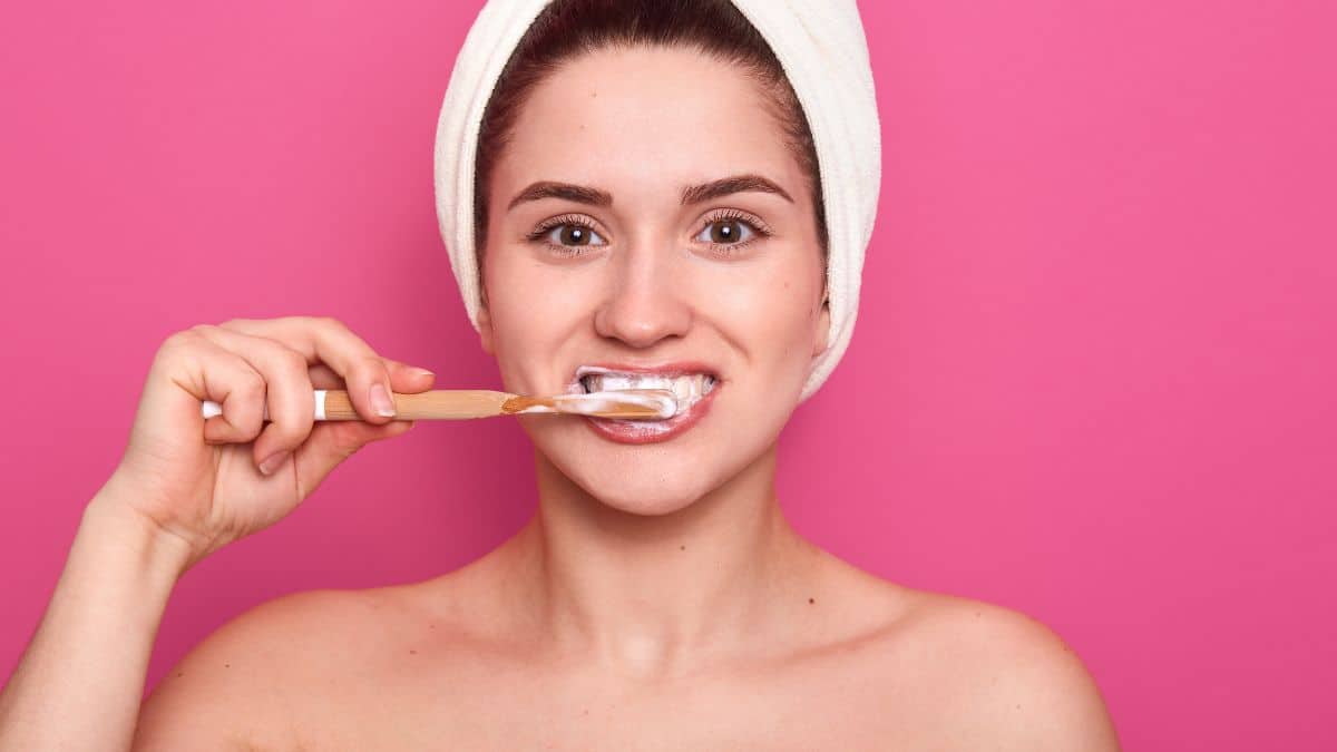 woman toothbrush cleaning her teeth