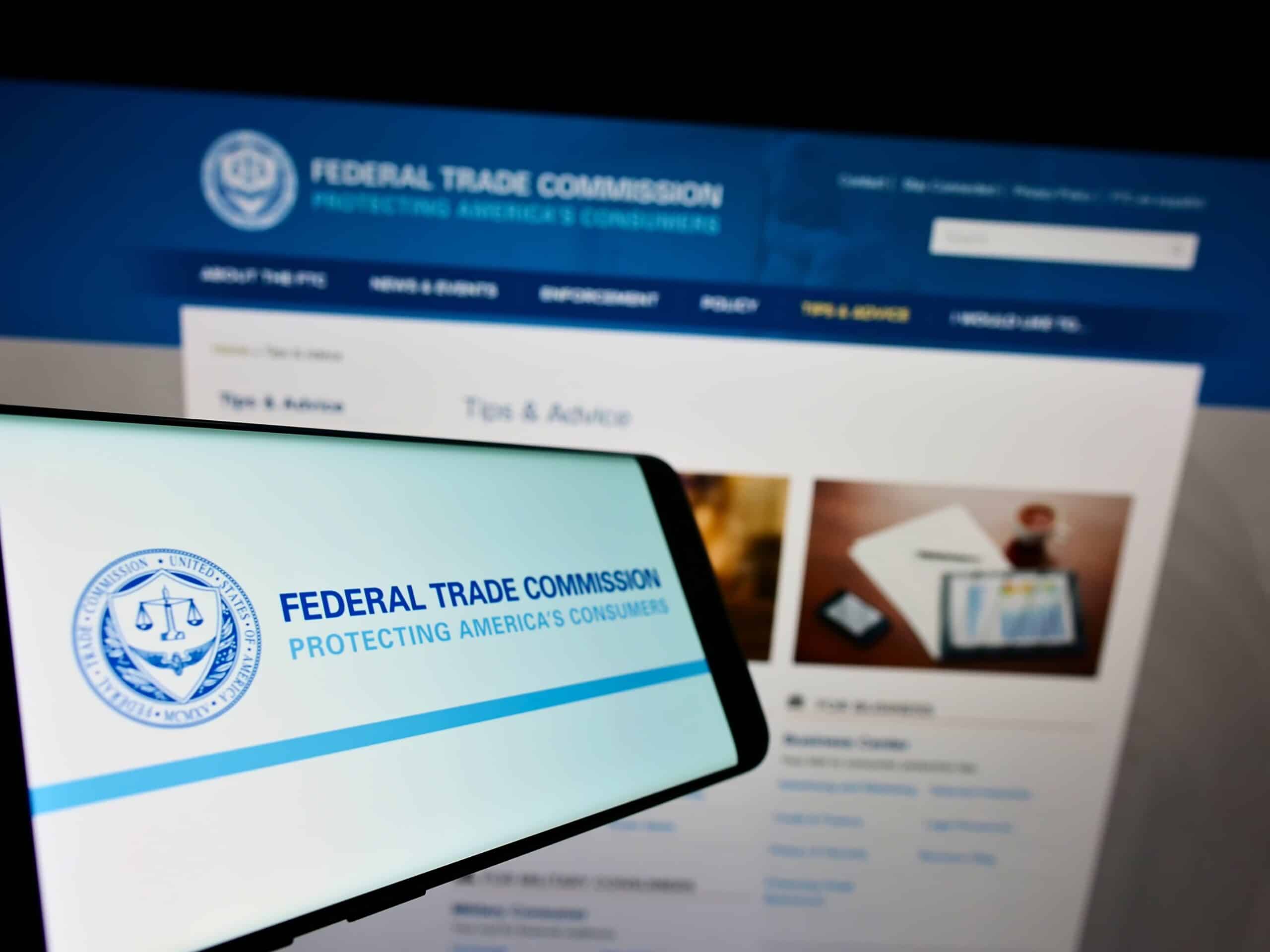  Smartphone with logo of US government agency Federal Trade Commission (FTC) on screen in front of website